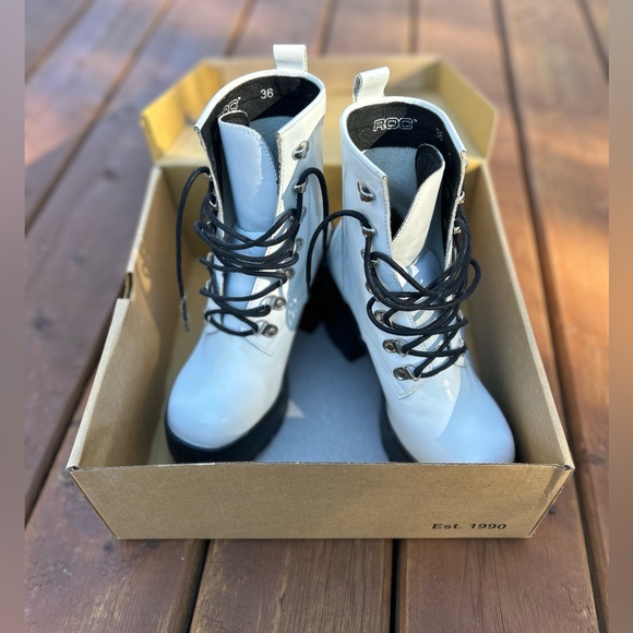Brandnew ROC white platform boots. - Picture 5 of 10